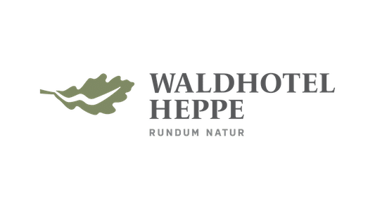 Logo des Waldhotel Heppe im Spessart mit grünem Blatt-Symbol und Schriftzug "Rundum Natur"