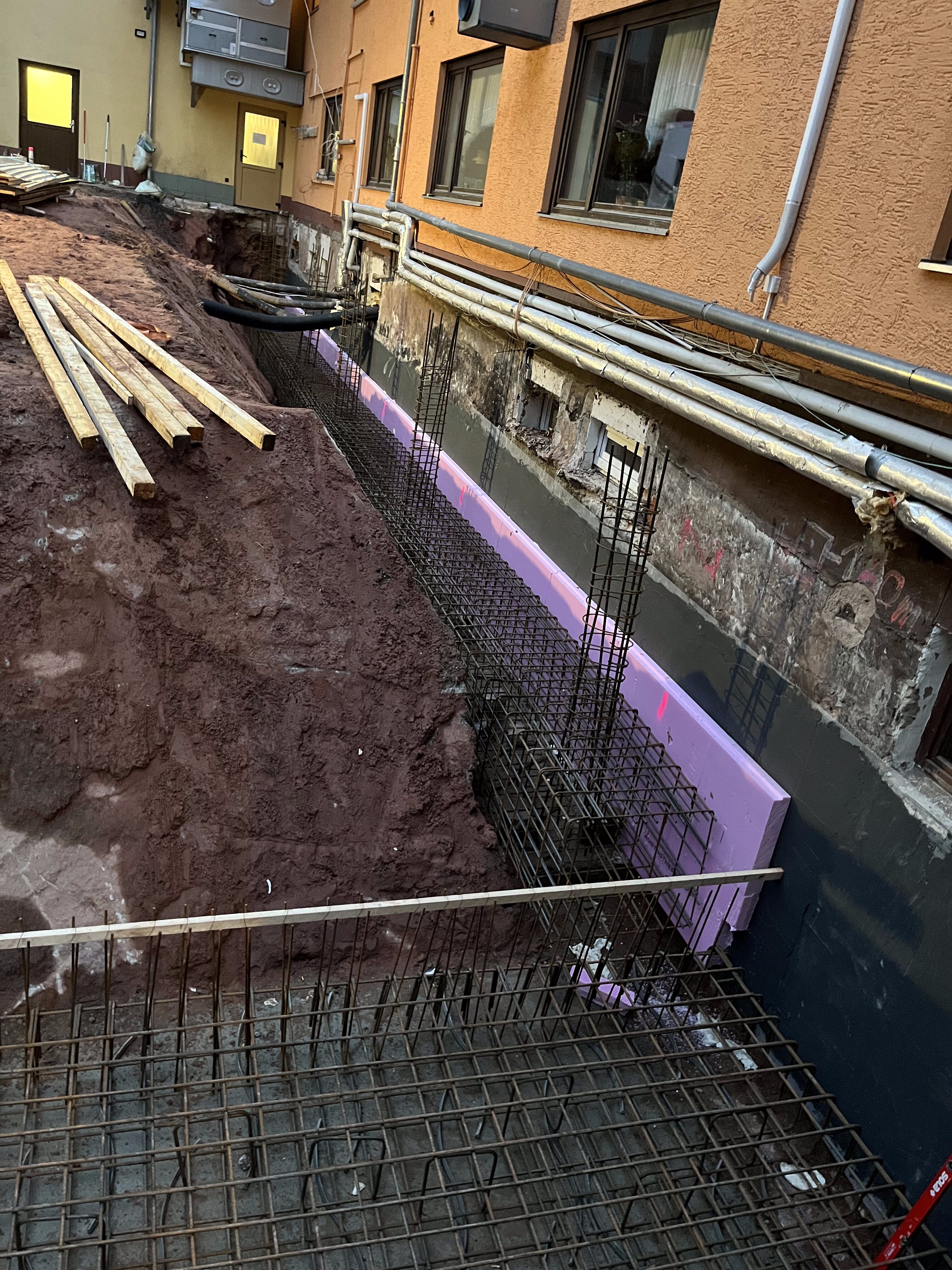 Metallbewährung an der Wand