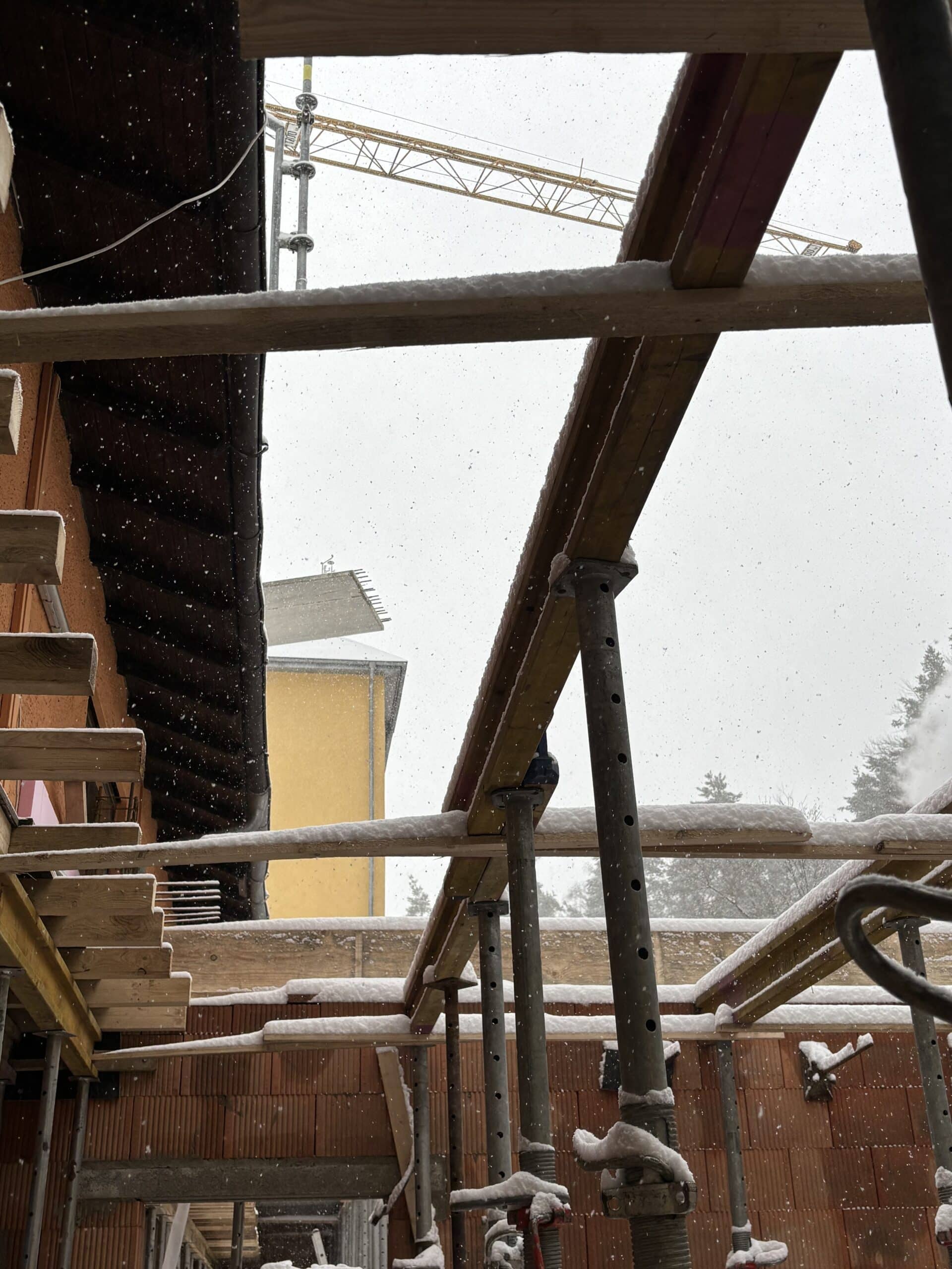 Winterliche Bauarbeiten am Waldhotel Heppe - Gerüst und Rohbau bei Schnee