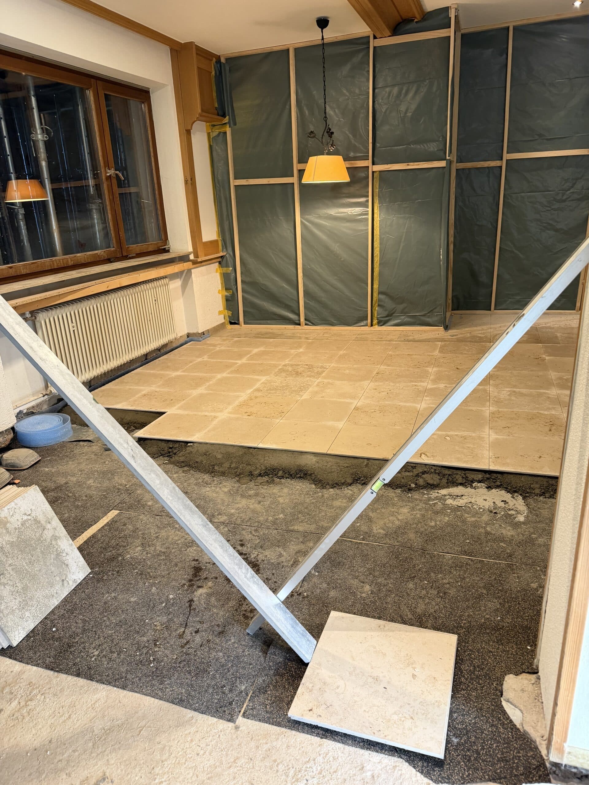 Innenausbau Waldhotel Heppe - Verlegung von Fliesen und Dämmung im Hotelzimmer