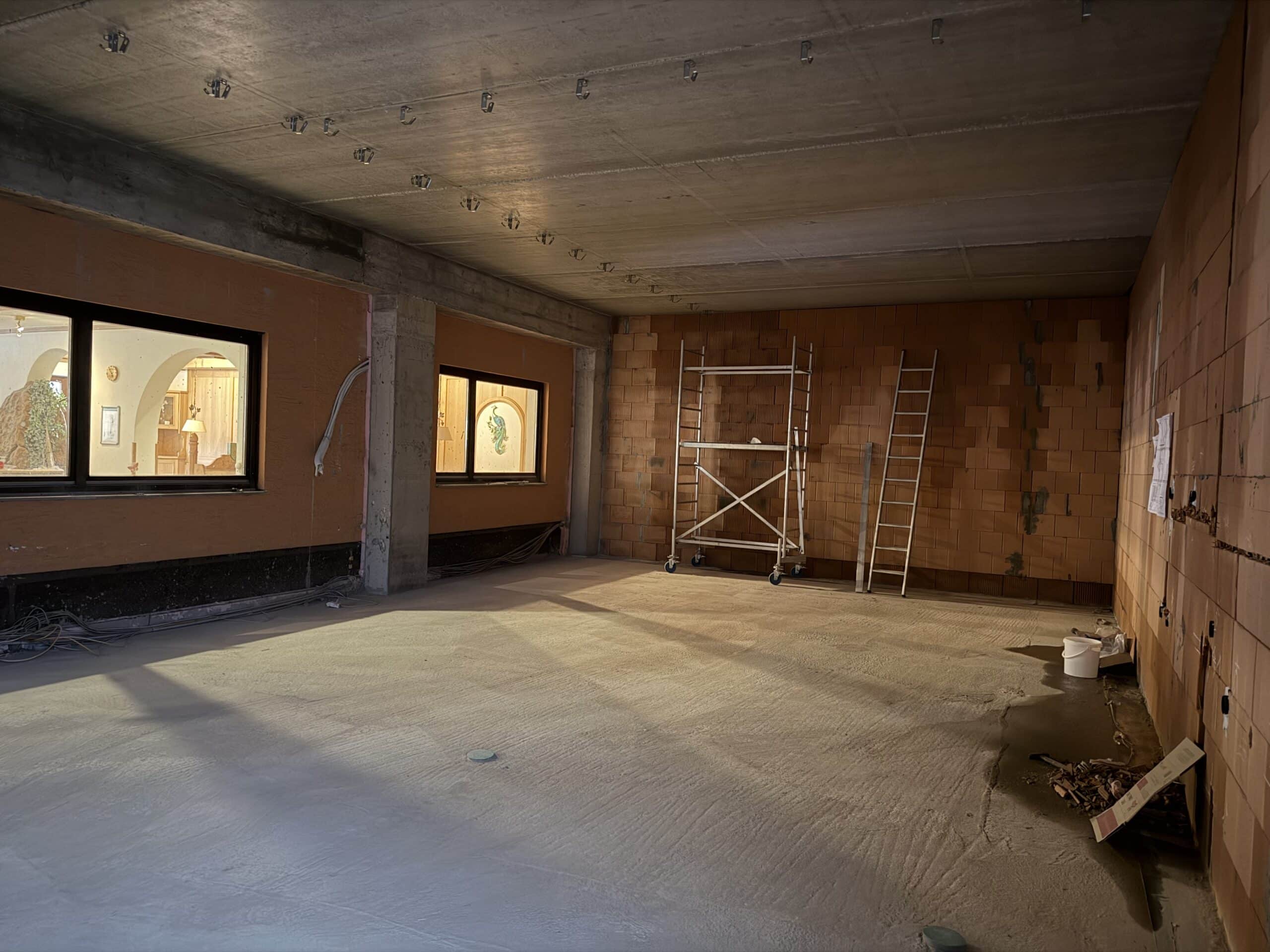 Bauarbeiten und Renovierung im Waldhotel Heppe - Rohbau mit Gerüst und Baumaterialien im Spessart