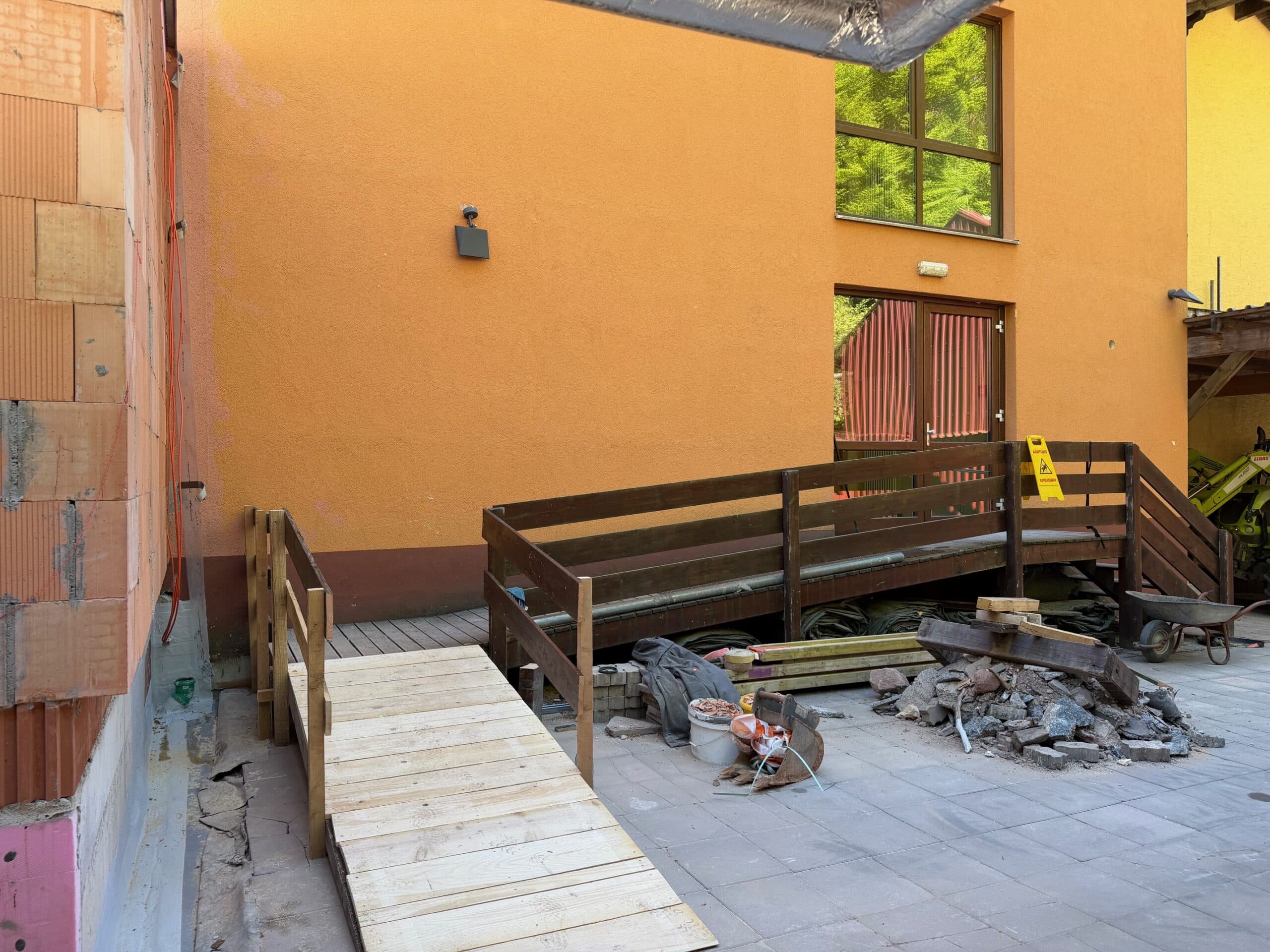 Holzrampe zum zweiten ebenerdigen Eingang am Wald Hotel Heppe näher an den Zimmern