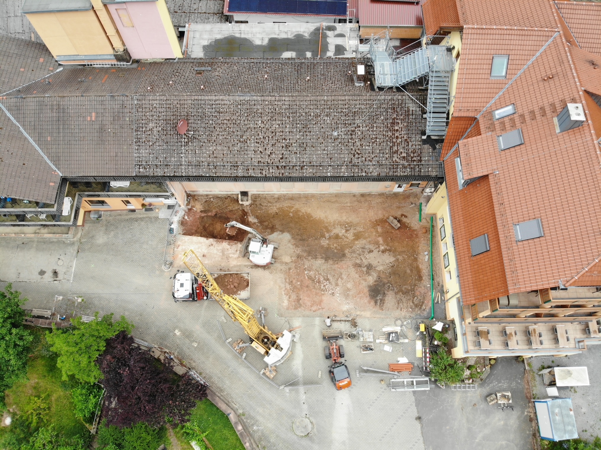 Luftaufnahme der Baustelle am Waldhotel Heppe: Kran, Bagger und Baufahrzeuge auf dem Erweiterungsgelände zwischen Hauptgebäude und Nachbarhaus