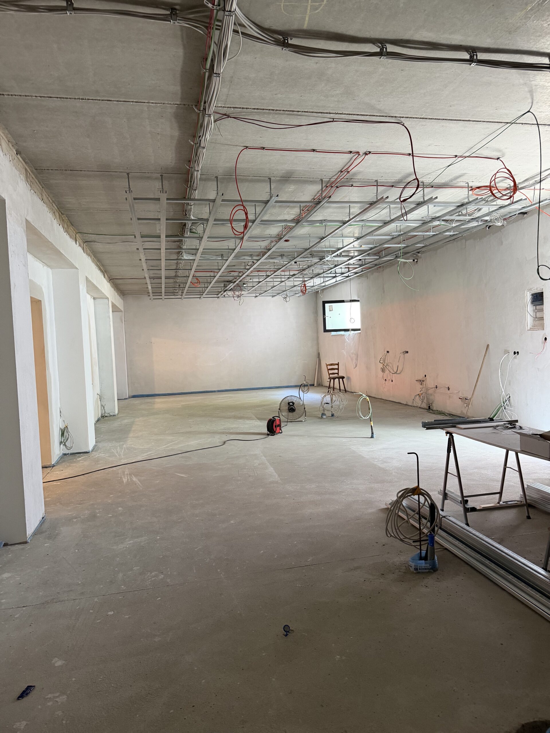 Bild des neuen Frühstücksraum mit rohem Estrich und Unterkonstruktion der Decke
