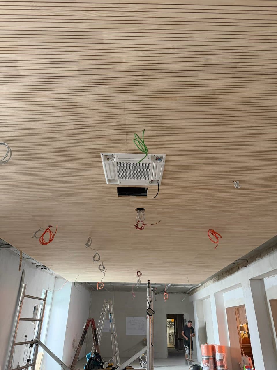 Holzdecke in Weißtanne im Neubau Frühstücksraum Hotel Heppe