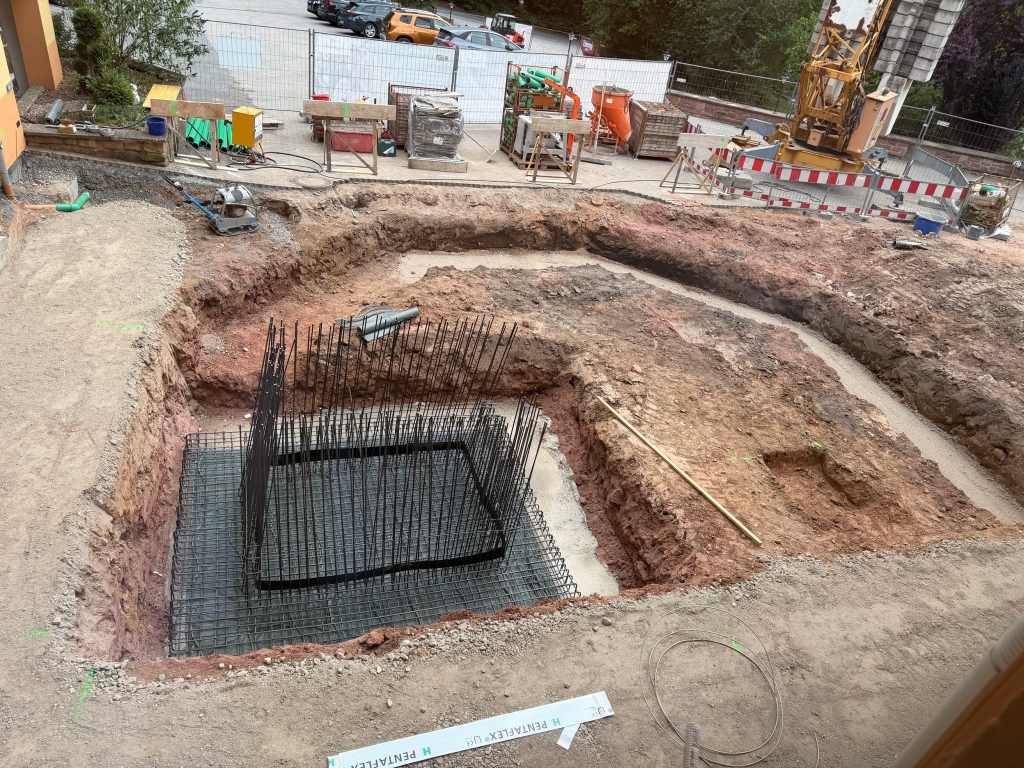 Bewehrungsarbeiten für den neuen Aufzug-Unterbau des Waldhotel Heppe – Stahlmatten in der Baugrube als Vorbereitung für die Betonage des neuen Wellnessbereichs
